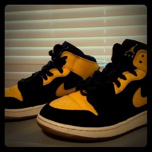 2017 Retro Nike Air Jordan Mid Love size 7 Y/8.5 W